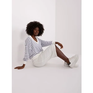Basic set of grey and ecru with a short blouse