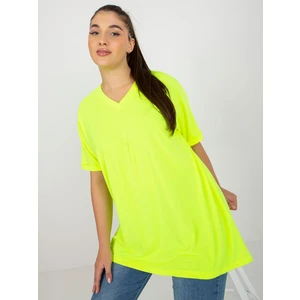 Fluo žlutá hladká halenka plus size s výstřihem