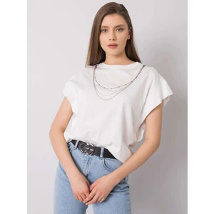 White t-shirt with Arianna RUE PARIS necklace