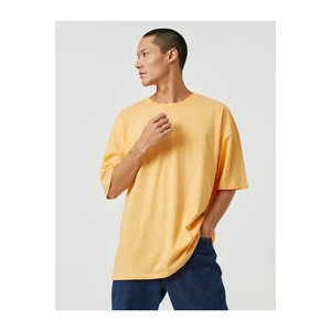 Koton Basic Oversize T-Shirt with a Crew Neck Short Sleeves.