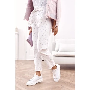 White trousers with high waist and tight fit
