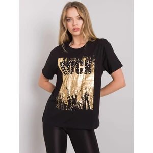 Black t-shirt with an inscription and an application