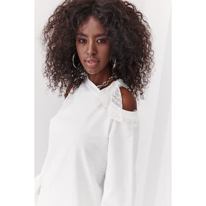 Basic dress with shoulders pulled back