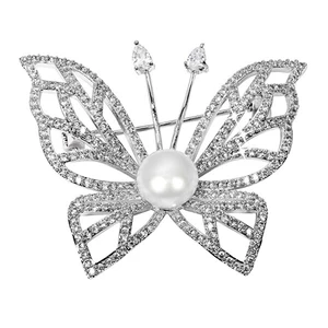 JwL Luxury Pearls Trblietavá brošňa motýľ s pravou perlou a kryštály JL0507