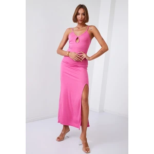 Simple maxi dress with shoulder straps and pink fly