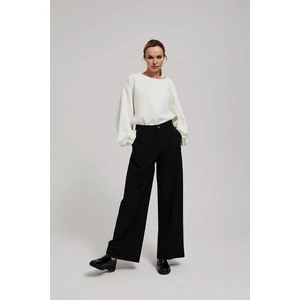 Wrinkled trousers with wide legs