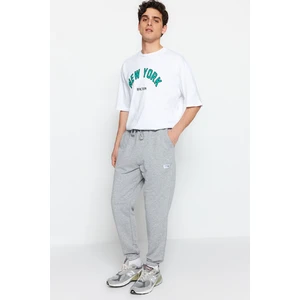 Trendyol Men's Gray Melange Regular Fit Sweatpants with Labels, Appliques, Stitched Pockets.